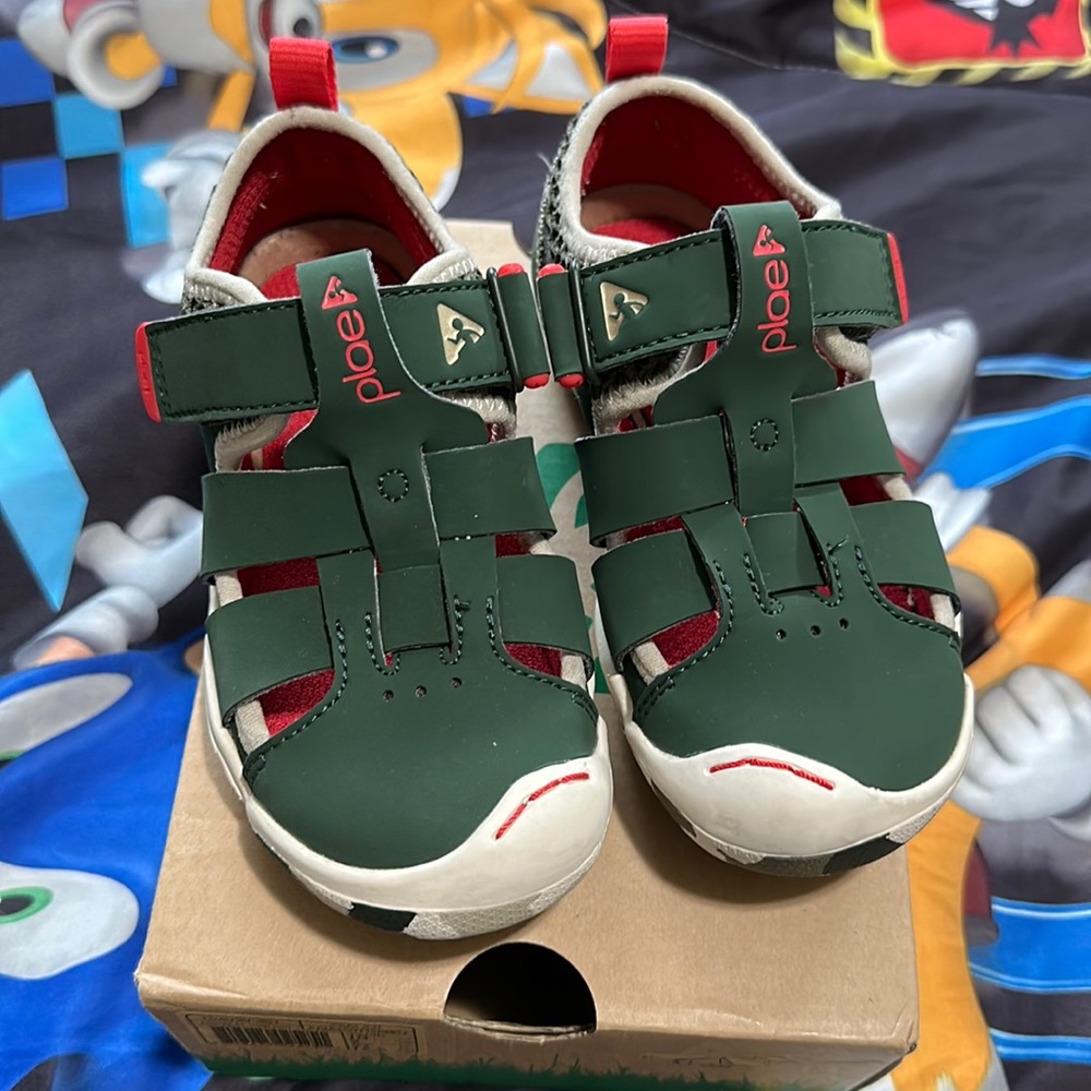 Plae sandals